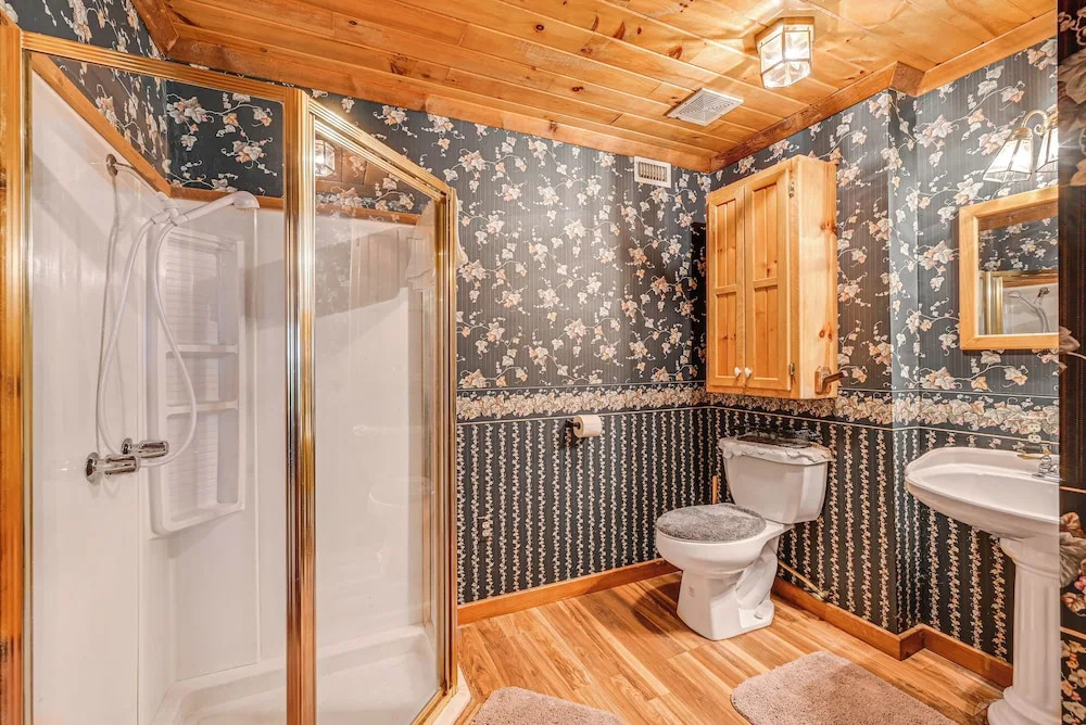 Broken Bow Cabin w/ Hot Tub & Fishing On-site!