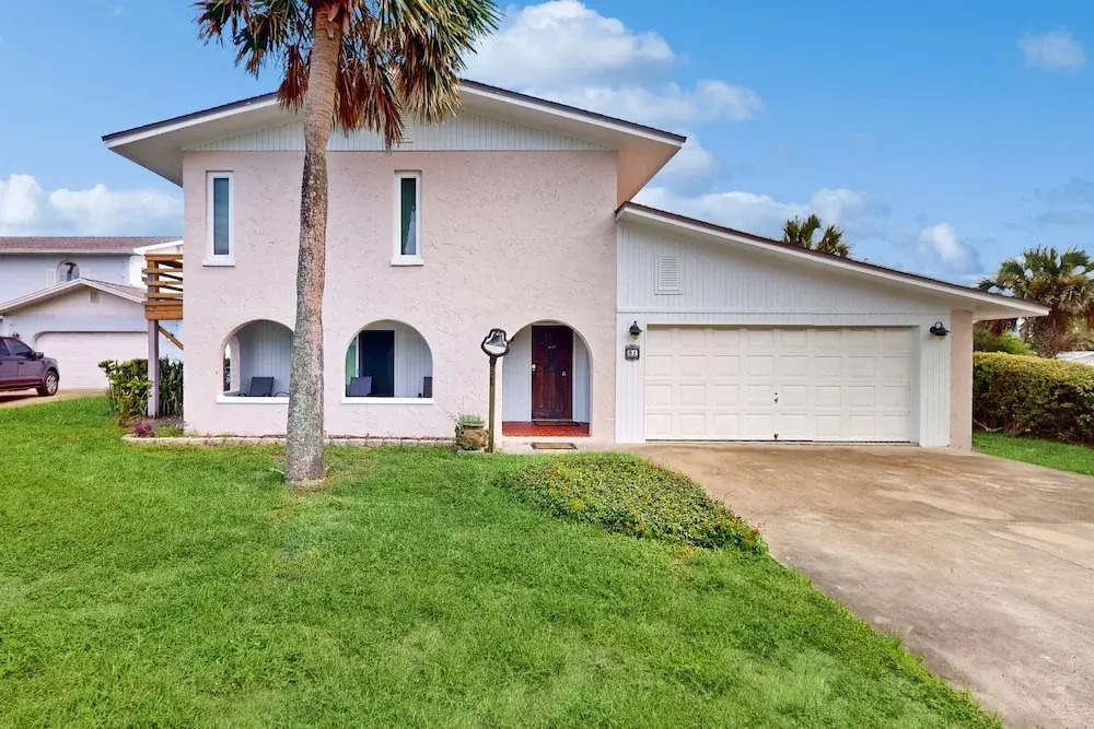 Spacious Seaside Cottage w/ Sunroom 1-minute Walk to Vilano Beach