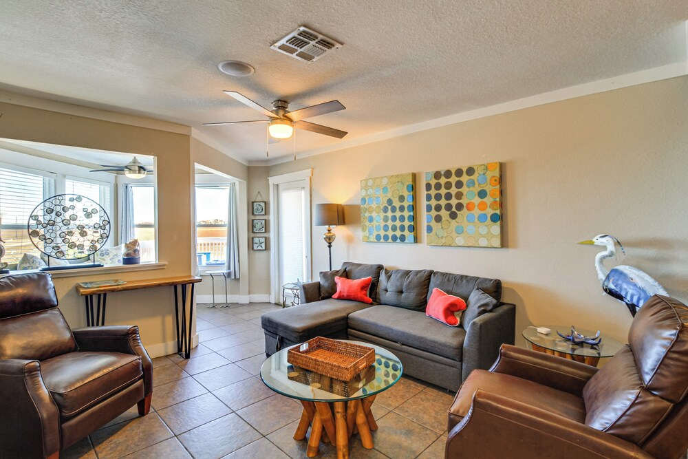 Walk to Beach! Pet-friendly Mustang Island Retreat