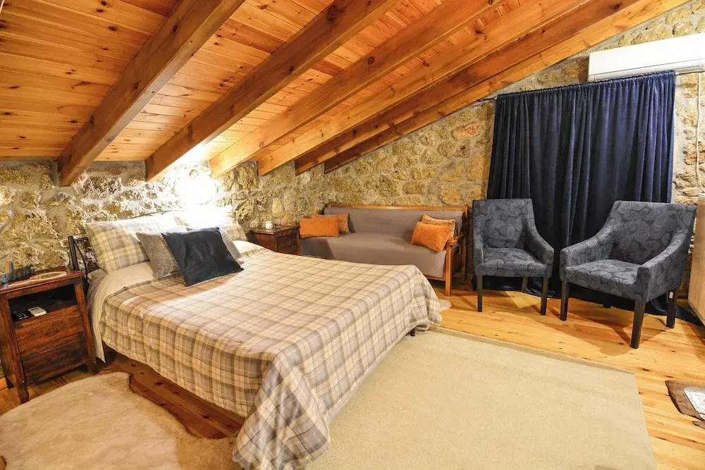 Petrino Lodge Stone Mountain Retreat