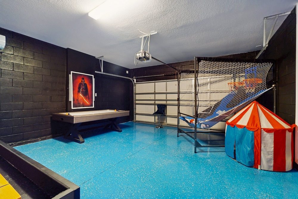 Dog-friendly House With Private Heated Pool, Sports Courts, Game Room, Pool, AC