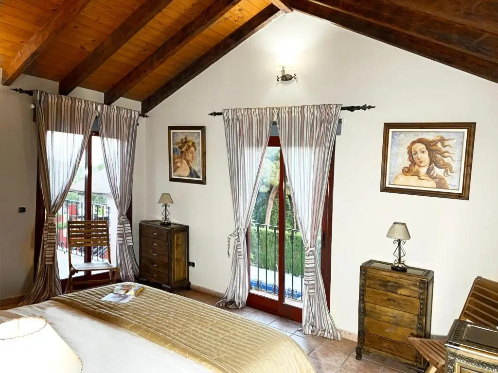 VILLA NABRISA MARBELLA, 5 BEDROOM, PRIVATE POOL, GARDEN, BBQ