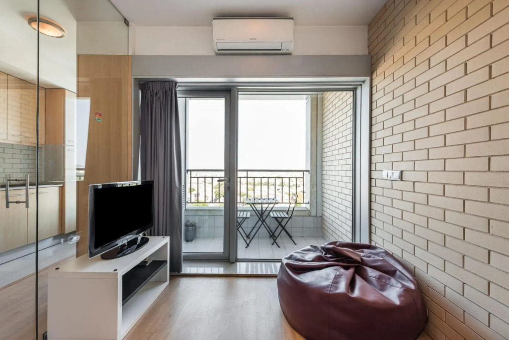 Dragon Stadium Studio w Balcony by LovelyStay