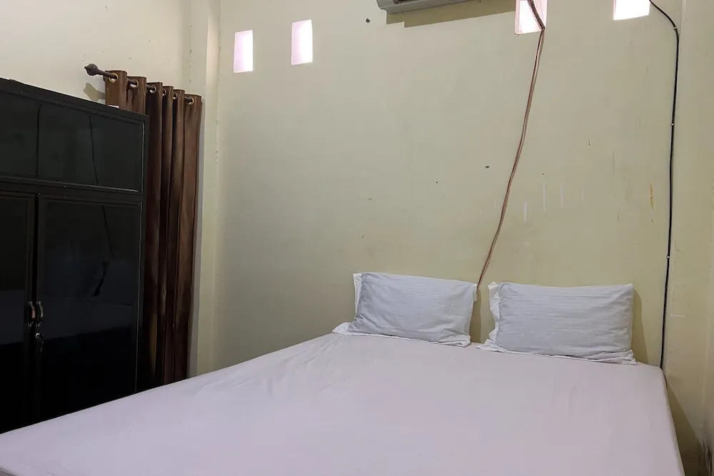 Hotel O Qq Kost Near Pantai Kebesaran Beach
