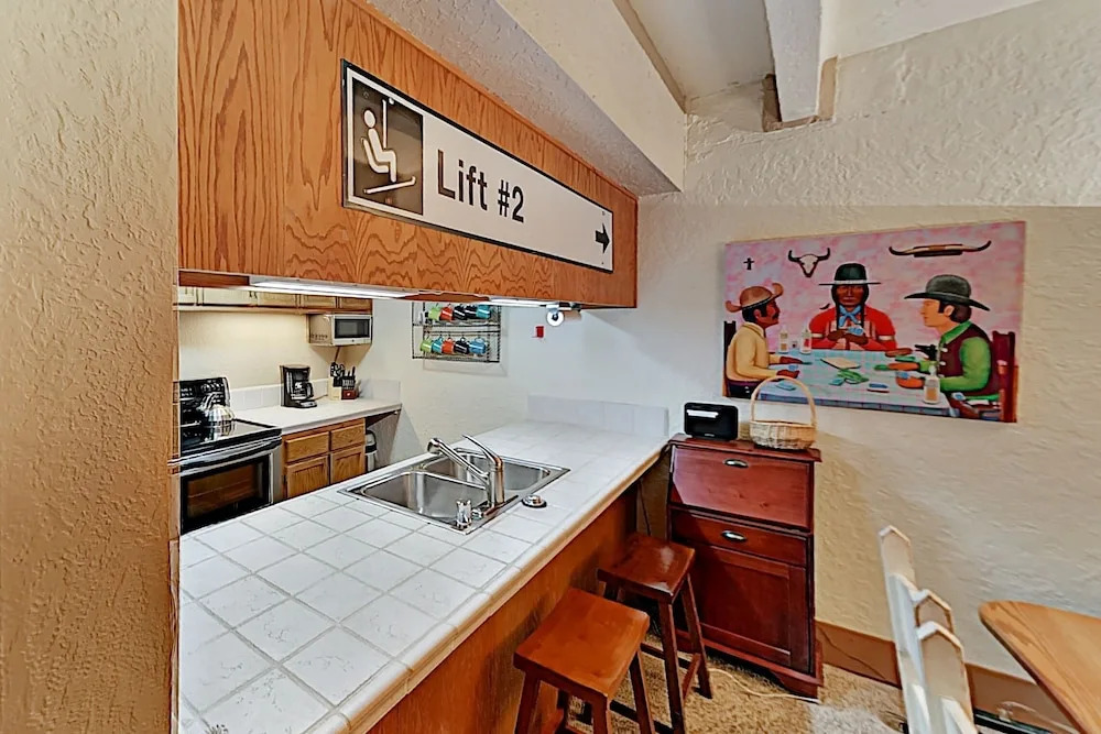 15tru5ai 3 Bedroom Condo