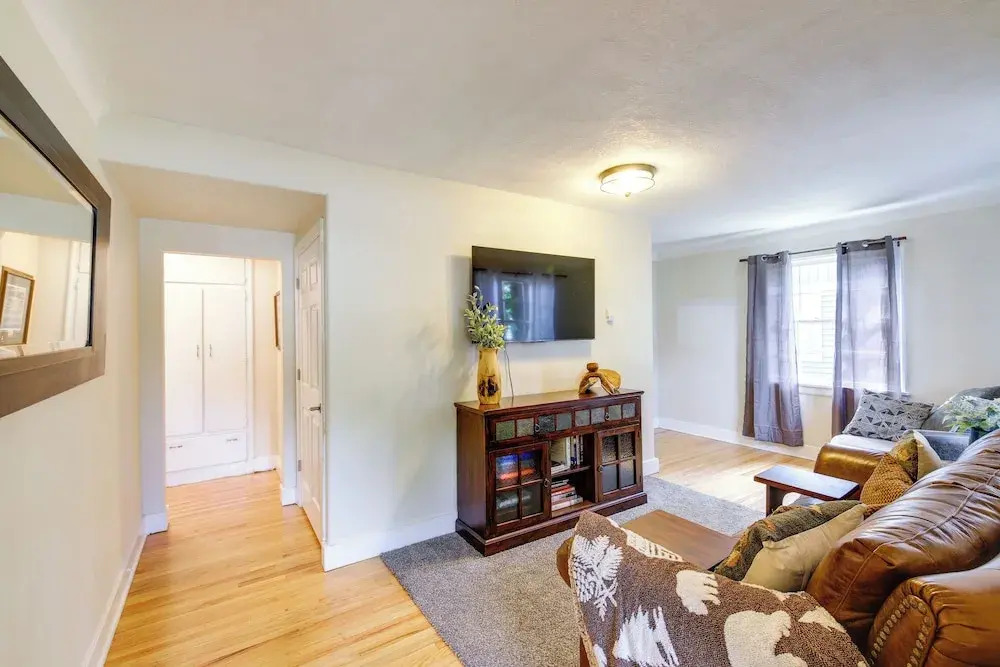 Charming Hamilton Hideaway: Half-mi to Main St!