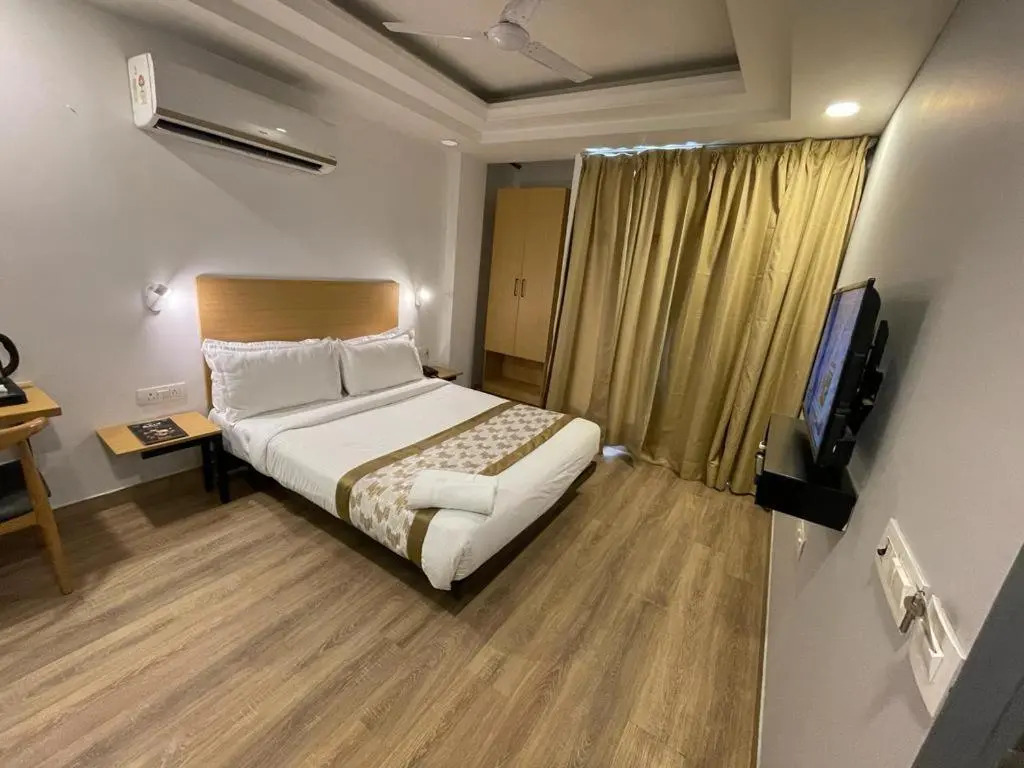Saltstayz Express - Golf Course Road & DLF Phase-1