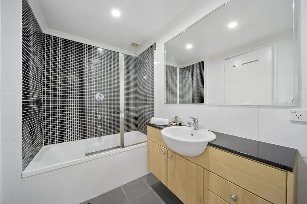 Loft-style CBD 1-bed With Rooftop Terrace & BBQ