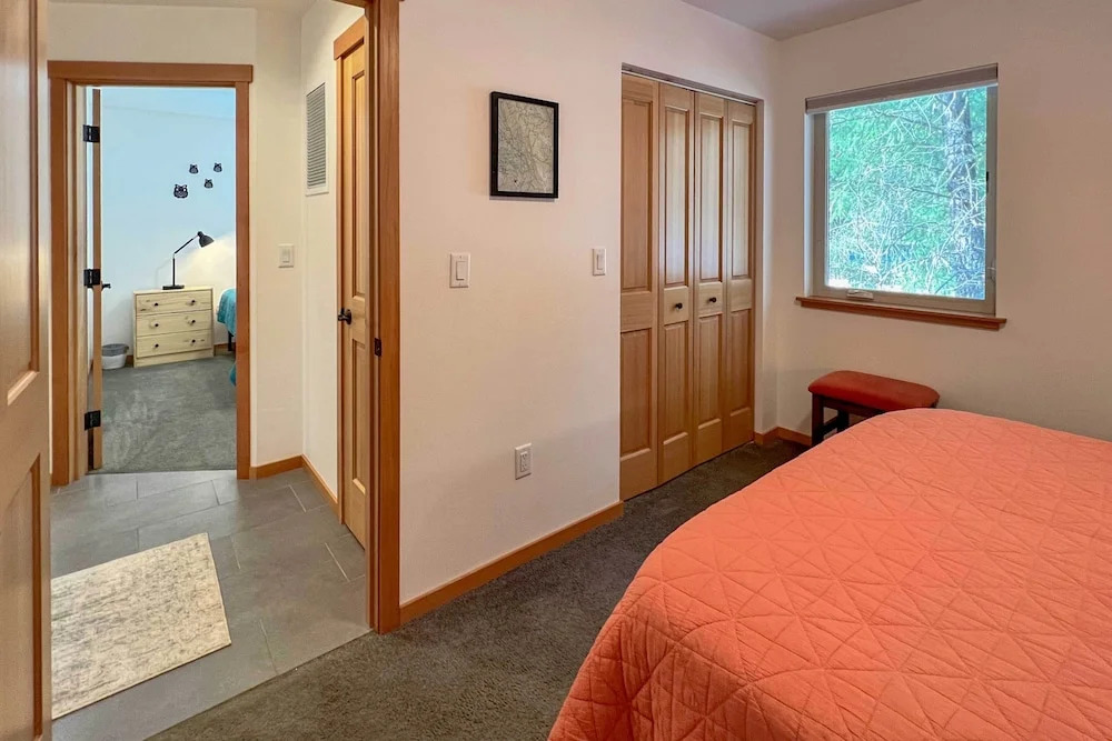Modern Beaver Valley Cabin w/ Hot Tub & Games!
