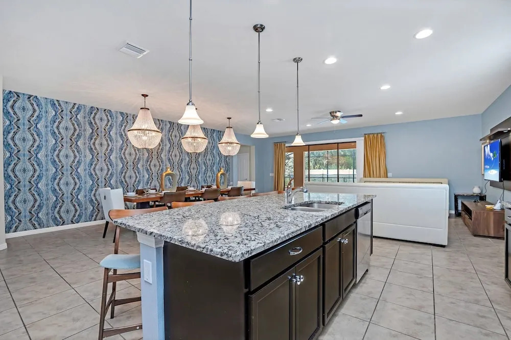 Perfect Location, Beautiful and Spacious 8BD Home, Free Waterpark! #8so884