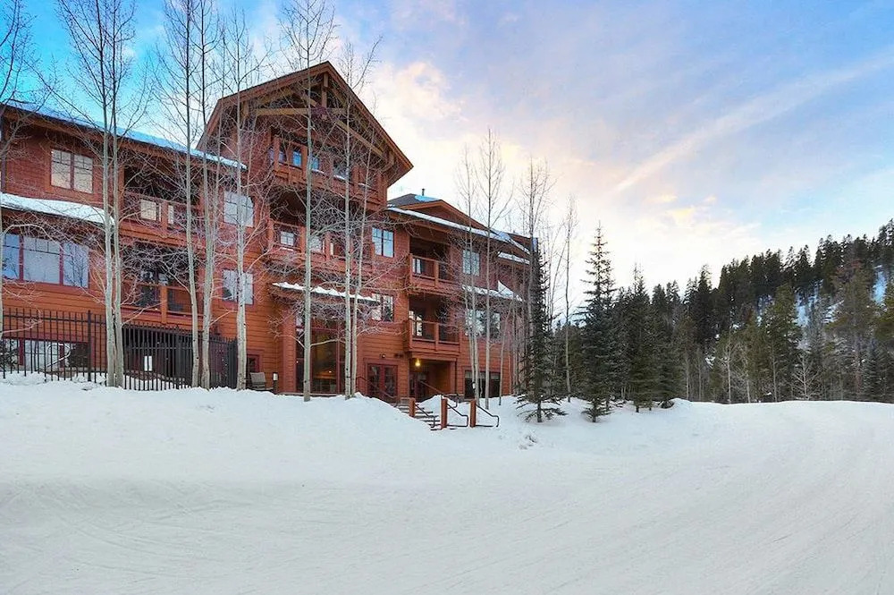 Mountain Thunder Lodge 1209 by RedAwning