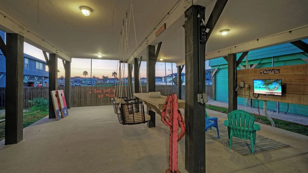 Bright Coastal Escape w/ Games, Swing Chairs & Minutes to Port A Beach Captain Kirk by Avantstay