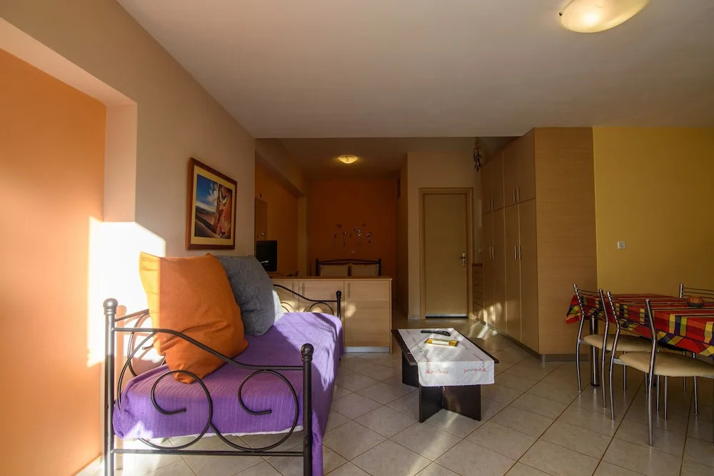 Kyparissia Garden Retreat - Cosy Master Suite