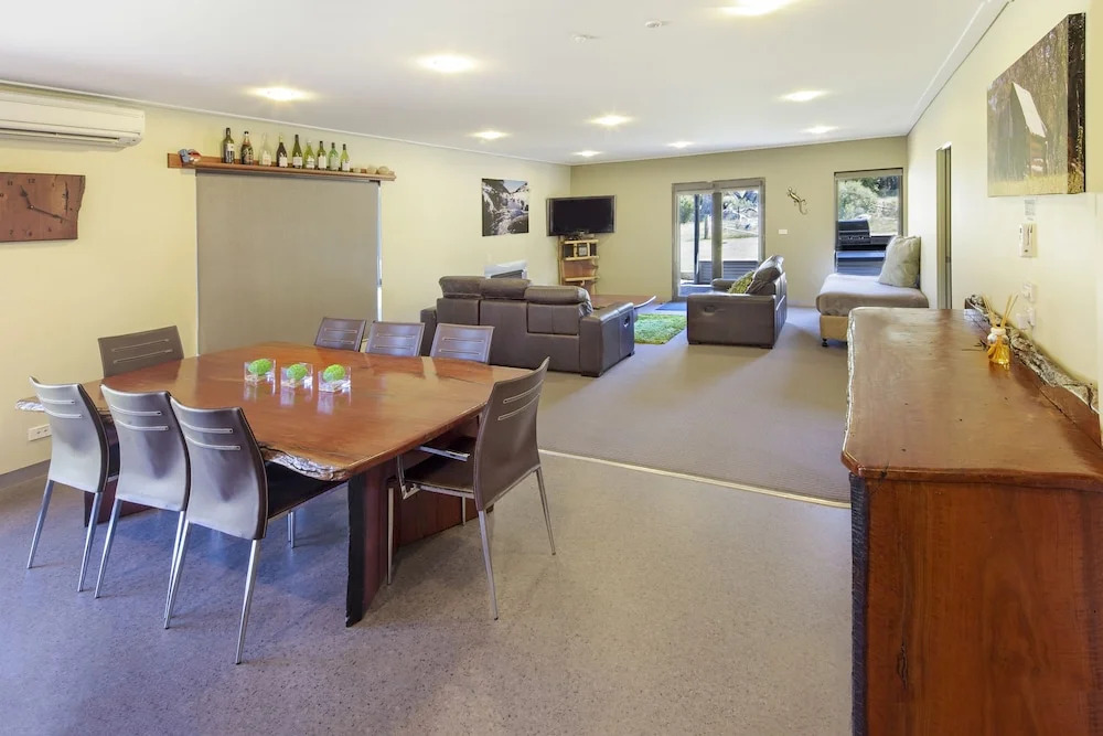 Kickenback Chalet - 2BR Chalet l Gym l Indoor Pool l Tennis Court l WiFi l Air-Con