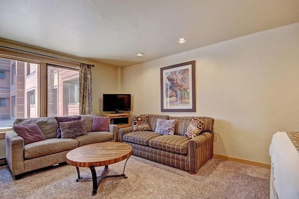 Stay Slopeside At Peak 9, Cozy Studio Steps To Apres& Dining Studio Bedroom Condo by RedAwning