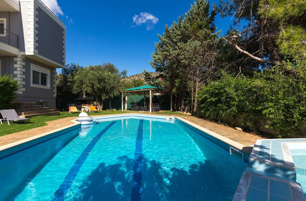 290m² Villa with Pool close to the Airport