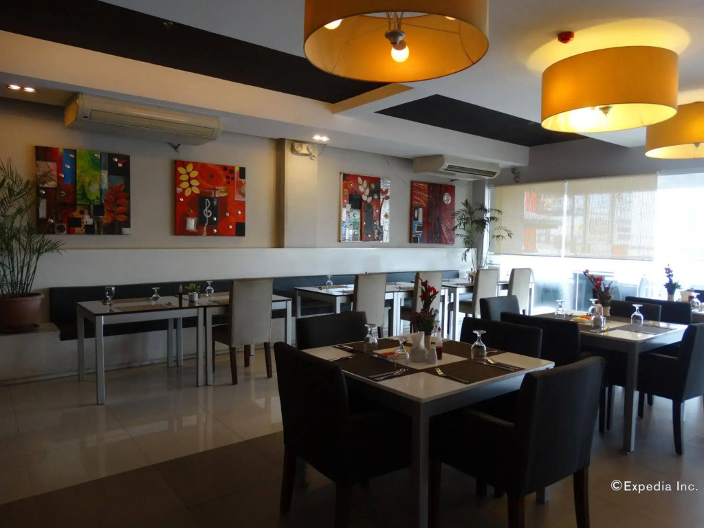 Holiday Suites Business District - formerly Empire Suites Hotel