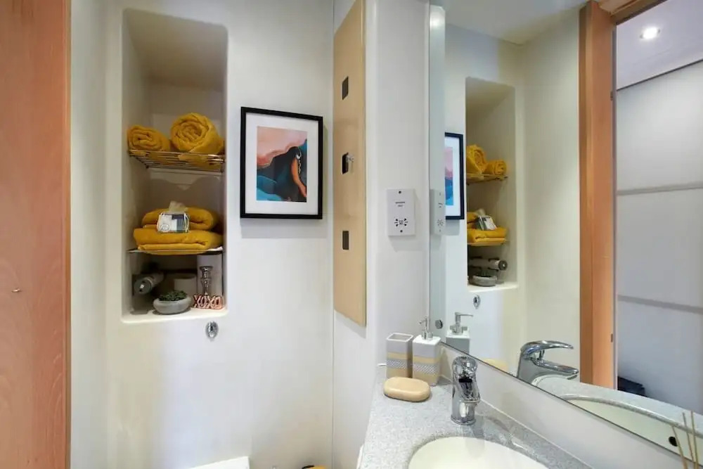 1 Bedroom Apartment, Leeds Stunning & Cosy Find!