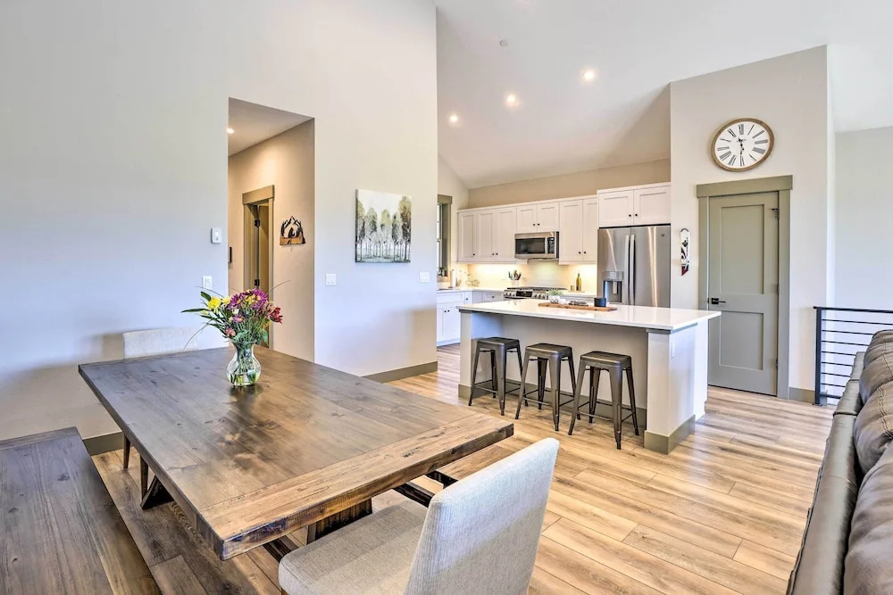 3 Mi to Granby Ranch: Townhome w/ Balcony & Views