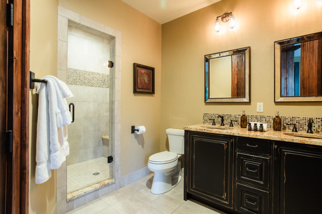 Sleeps 22! Craftsman Haven in Gated Community w/ Movie Room & Skiing