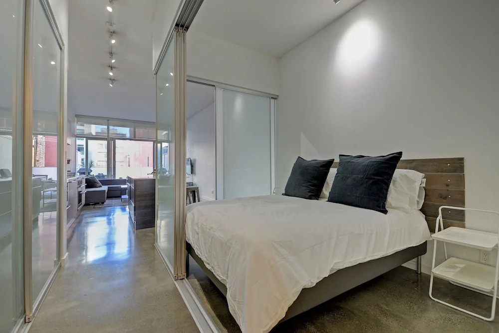Noel Suites-Gastown