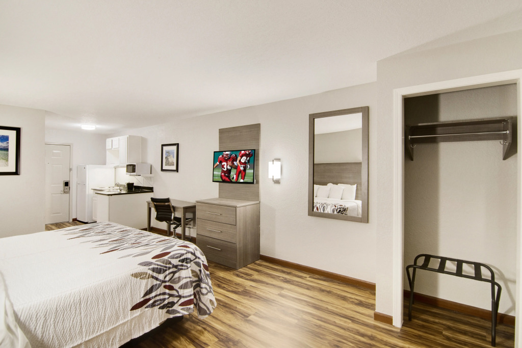 Red Roof Inn & Suites Pensacola-NAS Corry