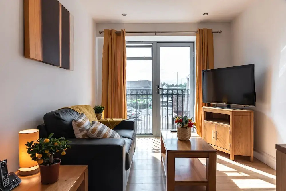 The Old Library - Newbury Town Centre - Within easy reach of Train Station and Racecourse - Excellent road links via the A34 and M4