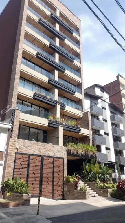 Cool 3 BR W/ Balcony in Laureles Medellín