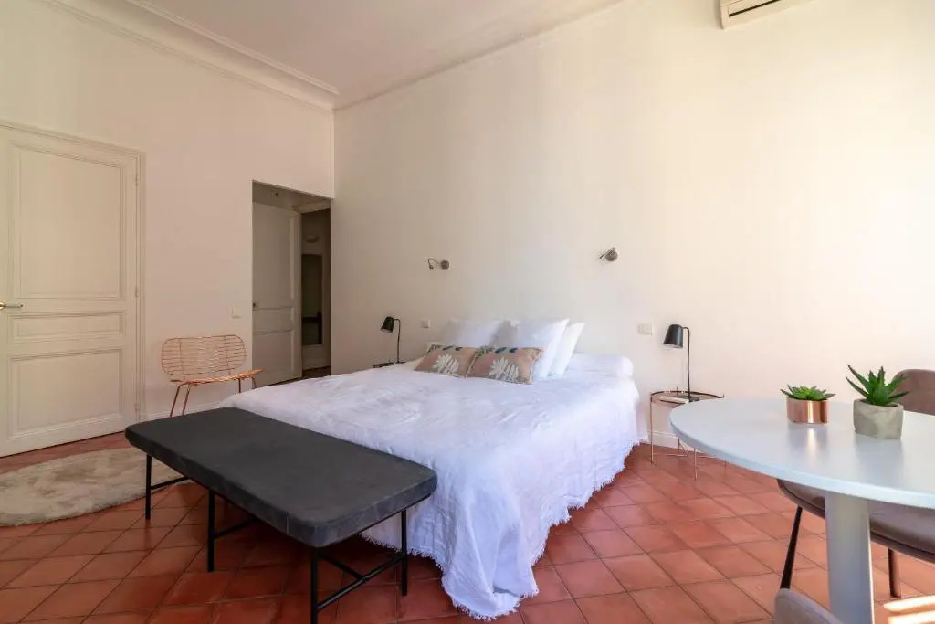 La Guitare 23 - Large Modern Studio with Balcony in Center of Cannes, Just Behind Grand Hotel