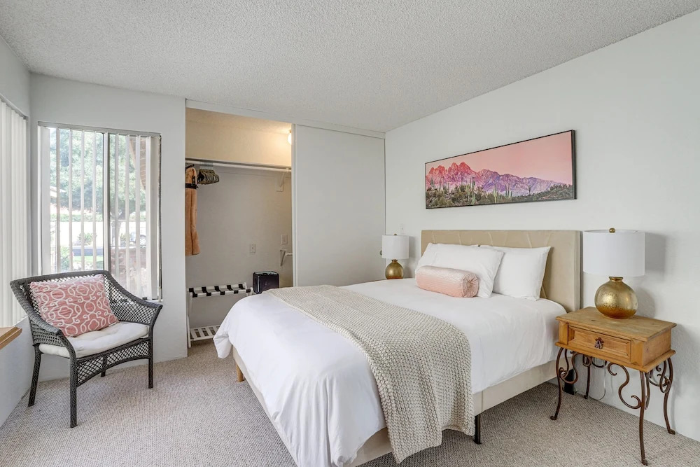 Palm Desert Condo w/ Patio & Golf Course Views