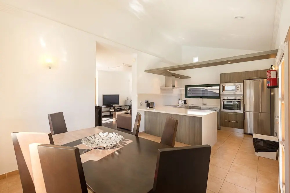 Camelot Holiday Homes by LIVVO