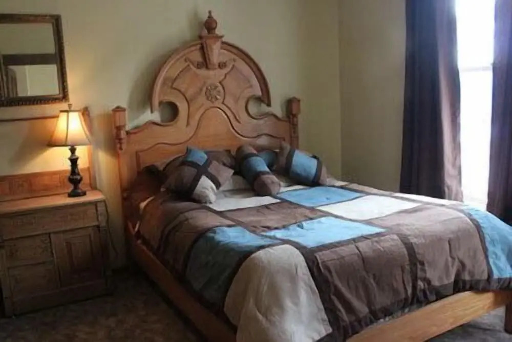 Smedley's Suites