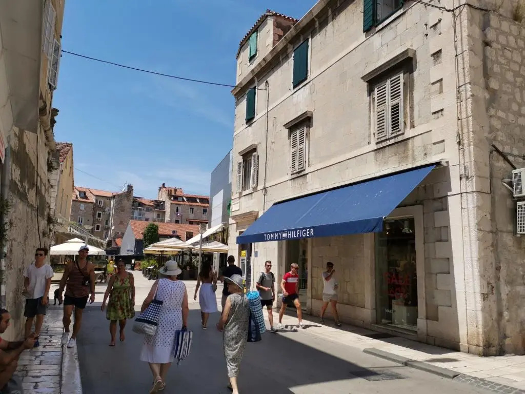 Spacious 140m2 Downtown 3 Bedroom Apartment