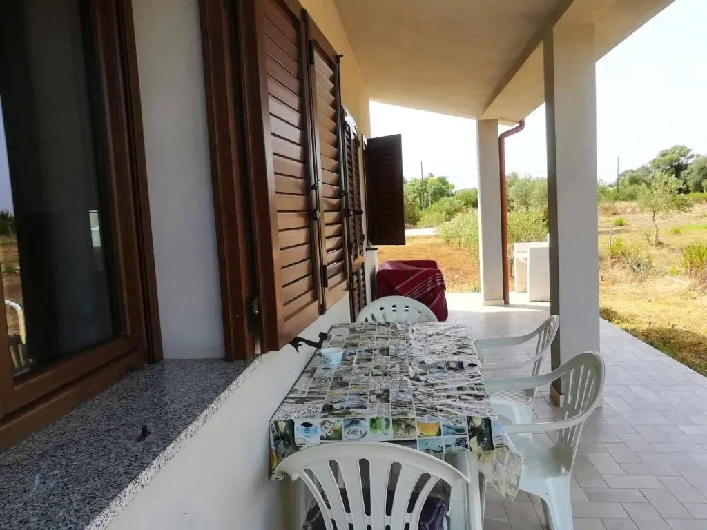 2 bedrooms house with enclosed garden and wifi at Sant'Anna Arresi 3 km away from the beach