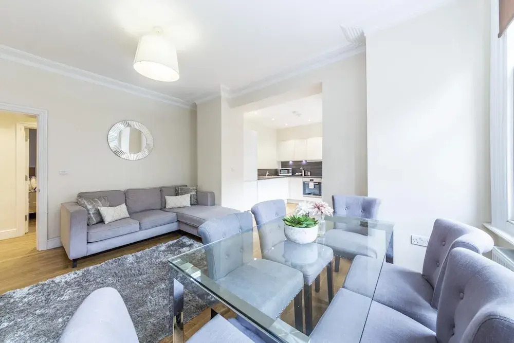 Bright 3 Bedroom Apartment in Hammersmith
