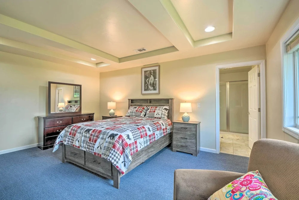 Charming Medford Getaway ~ 4 Miles to Downtown!