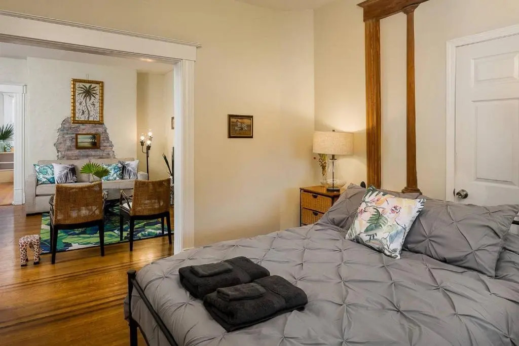1858 Edgeland Avenue, Unit One