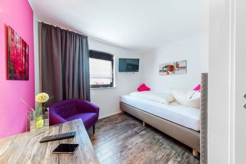 Hotel Sirrah