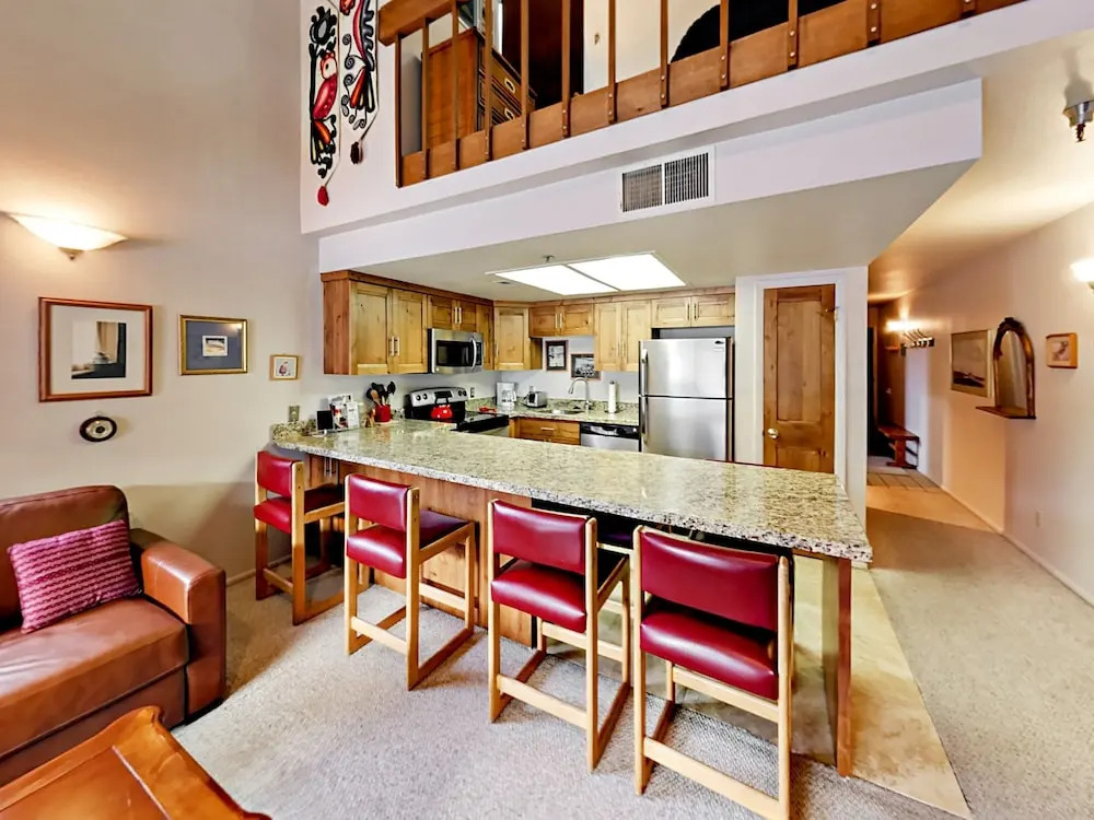 1491 Woodside Avenue Condo Unit 303A - 1 Br condo by RedAwning