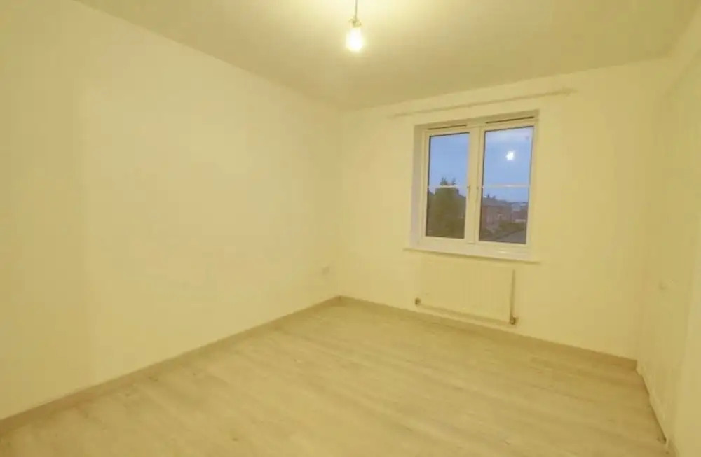 2 Double Bed Flat, En-suite, Top Floor, With Private Parking