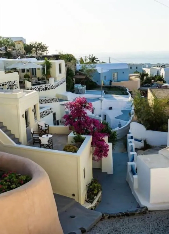 Santorini Cave Escape in Oia w Patio