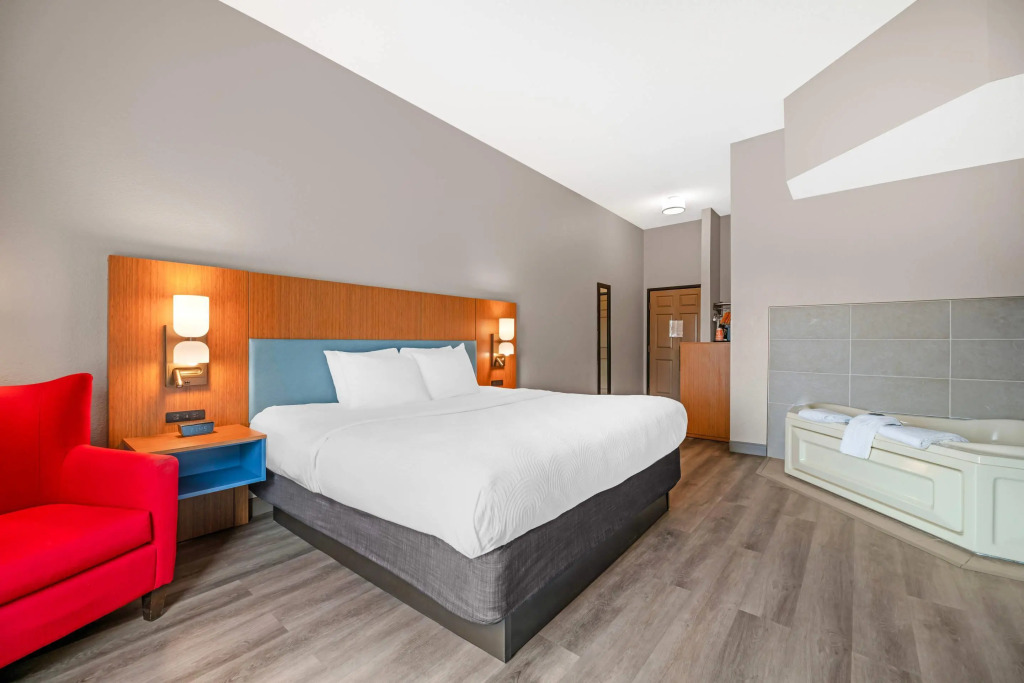 Country Inn & Suites by Radisson, West Bend, WI