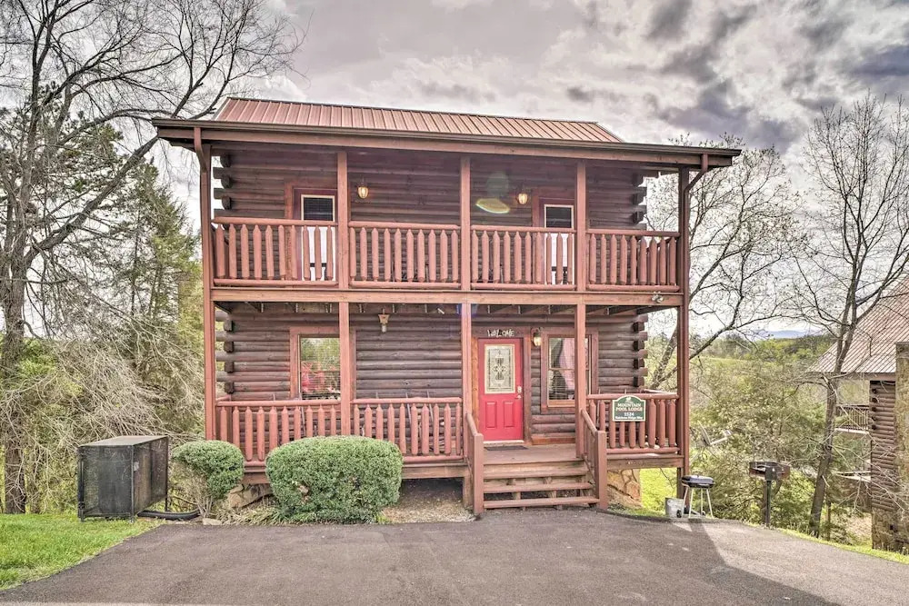 Mountain Pool Lodge Sevierville Cabin w/ Hot Tub