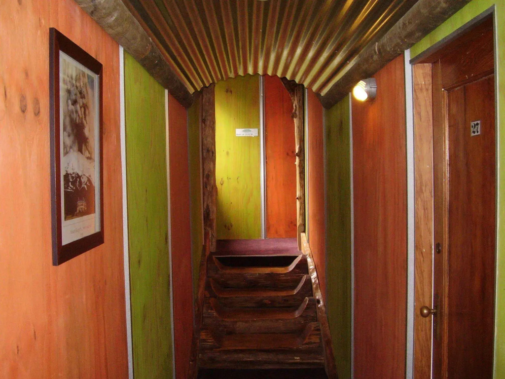 The Crossing Lodge & Backpackers