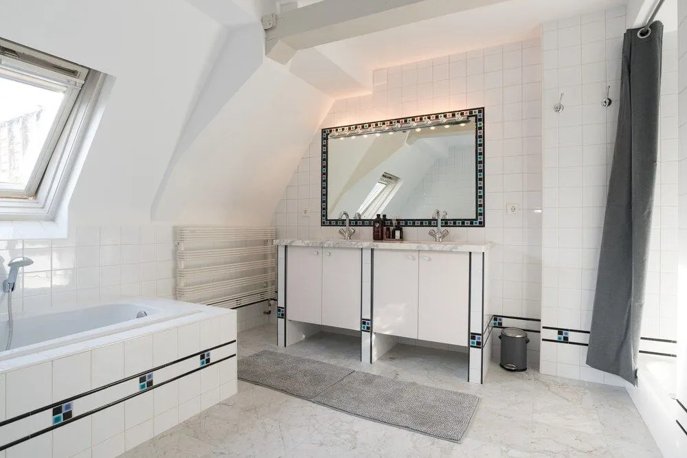 17th Century Canal Apartment with Roof Terrace
