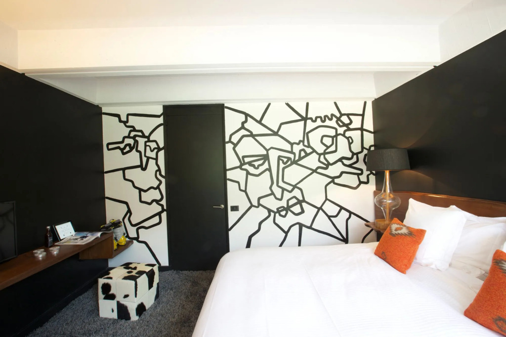 Totem, Friendly Hotel