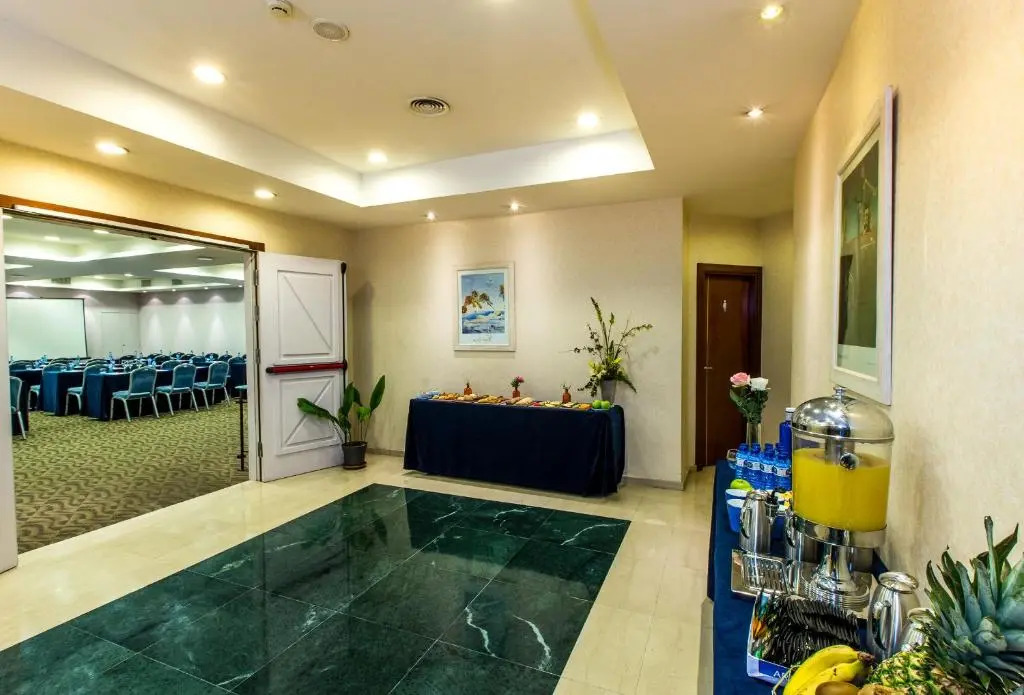 Отель Leonardo Hotel Barcelona Gran Via