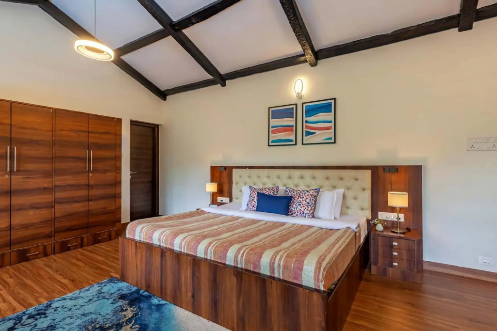 StayVistas V Square - Enjoy a pool and indoor games for a leisurely stay