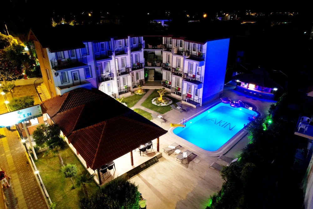 Akin Apart and Hotel