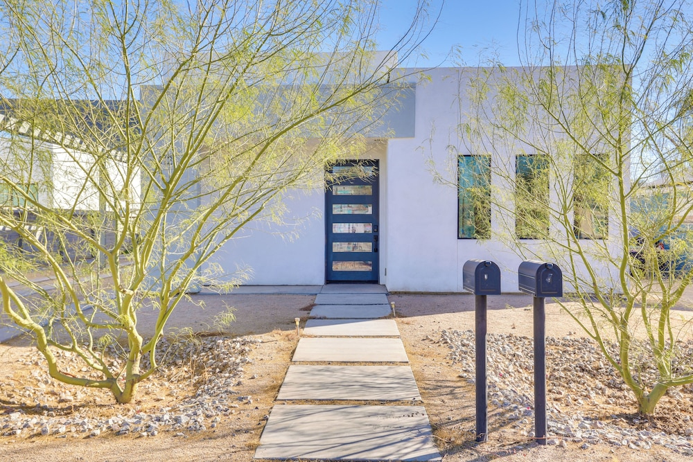 Shop, Dine & Unwind: Apt 2 Mi to Dtwn Phoenix!